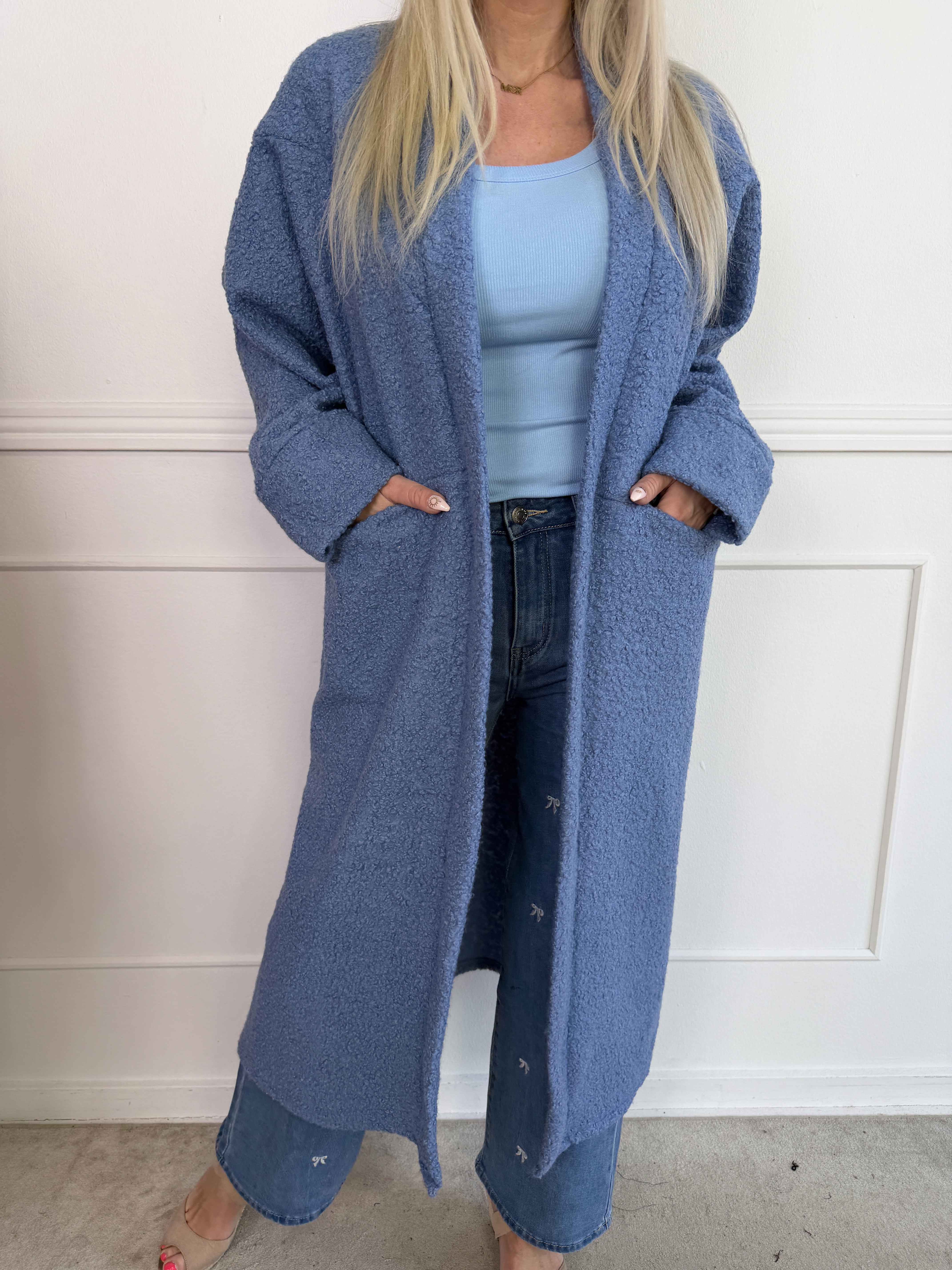 Annah Teddy - Oversized frakke i blødt teddy-stof med tydelige syninger og store lommer